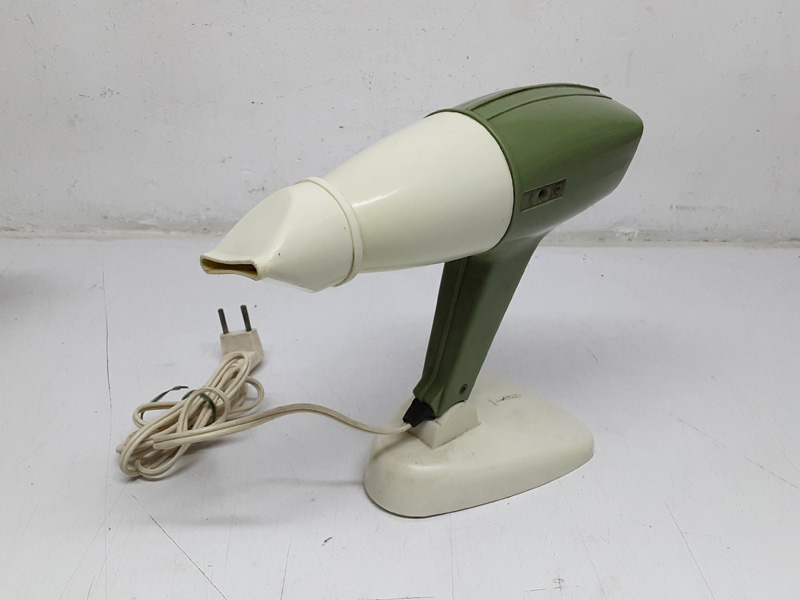 secador pelo+base colgar taurus pl†stico verde crema 220v 14_5x10_5x5 18x20x7 1u.